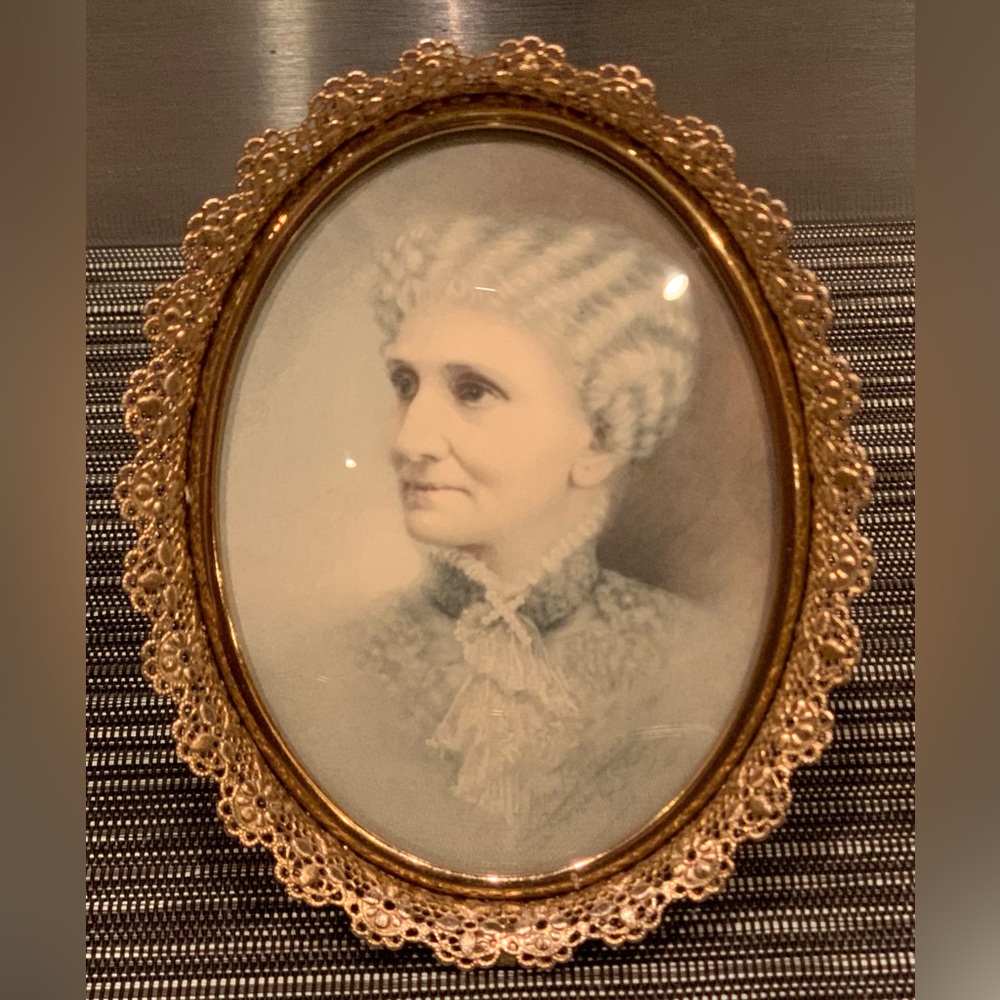 Vintage early 1900 oval 24k gold gild ornate rim picture frame with convex glass